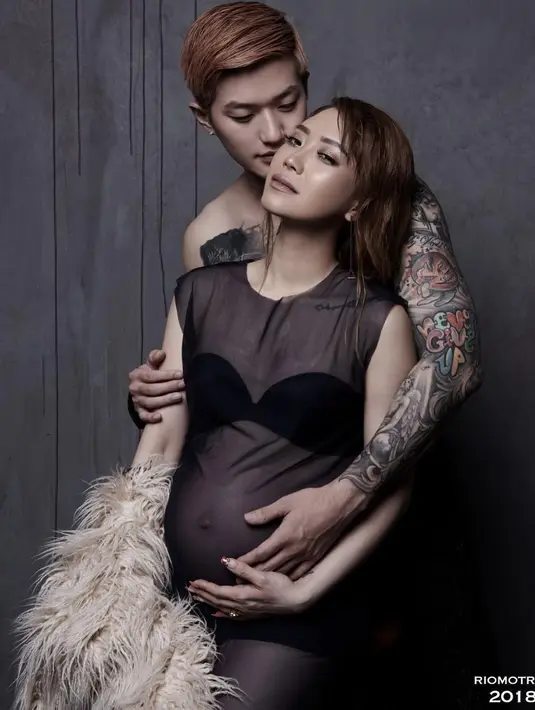 Dalam foto hitam putih tersebut, Moa terlihat sedang proses melahirkan secara tradisional. Menyandarkan tubuhnya pada suaminya, sedangkan disebelah kanan Moa terlihat dukun beranak. (Instagram/leejeonghoon)