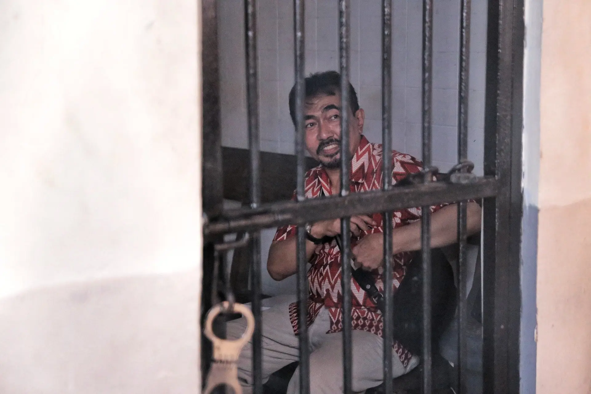 Sidang kepemilikan senjata api ilegal dan satwa langka dengan terdakwa Gatot Brajamusti kembali dilakukan pada hari ini, Senin (17/10) siang. Pria yang biasa disapa Aa Gatot tampaknya tidak suka di foto. (Adrian Putra/Bintang.com)