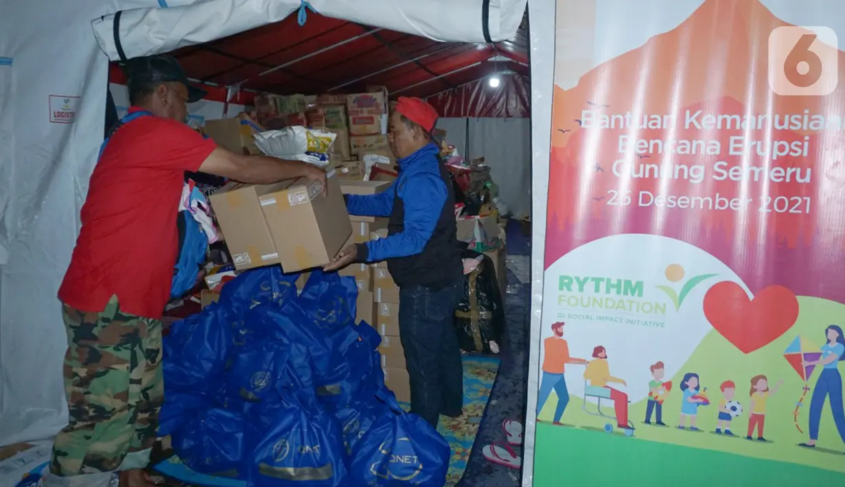 Relawan QNET mendistribusikan bantuan makanan kepada warga terdampak erupsi Gunung Semeru di Kabupaten Lumajang, Jawa Timur (25/12/2021). Bantuan ini merupakan perwujudan filosofi yang diusung QNET, Raise Yourself To Help Mankind (RYTHM). (Liputan6.com/HO/QNET)