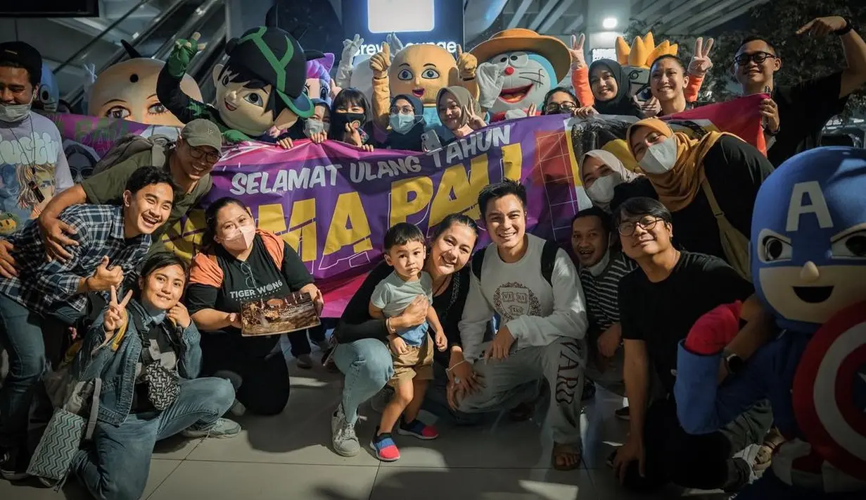 Paula Verhoeven, Baim Wong dan Kiano berfoto bersama badut-badut. (Foto: Instagram/ paula_verhoeven)