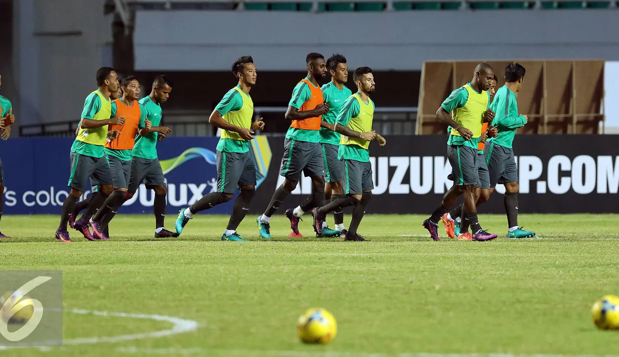 Pemain Timnas Indonesia berlari mengelilingi lapangan saat latihan jelang laga pertama semifinal Piala AFF 2016 di Stadion Pakansari, Bogor (2/12). Indonesia akan berlaga melawan Vietnam pada Sabtu (3/12). (Liputan6.com/Helmi Fithriansyah)