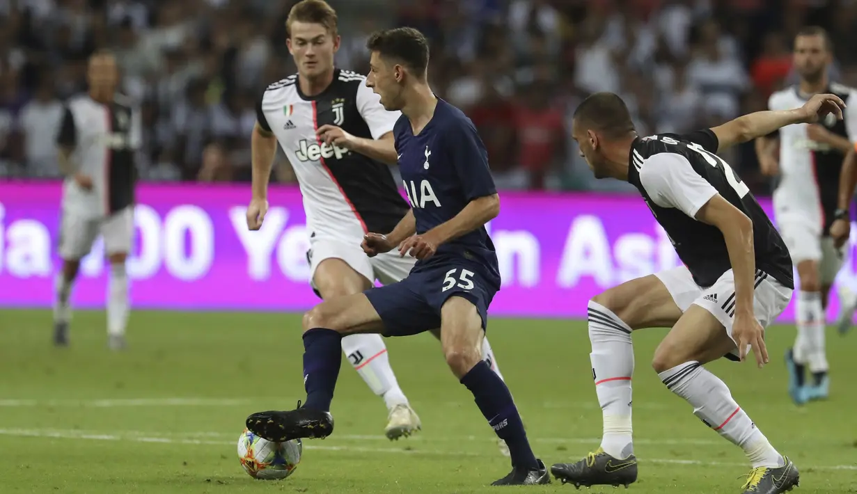Pemain Tottenham, Jack Roles menggiring bola dari kawalan pemain Juventus selama pertandingan International Champions Cup (ICC) 2019 di National Stadium, Singapura (21/7/2019). Tottenham menang tipis atas Juventus 3-2. (AP Photo/Danial Hakim)