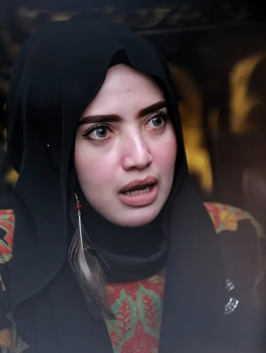 Yulia yang aktif di partai mengaku menggunakan Opick untuk mendulang masa. Beberapa kali Opick kerumahnya saat mengadakan kegiatan, meski ia mengaku lupa berapa kali Opick ke rumah. (Adrian Putra/Bintang.com)