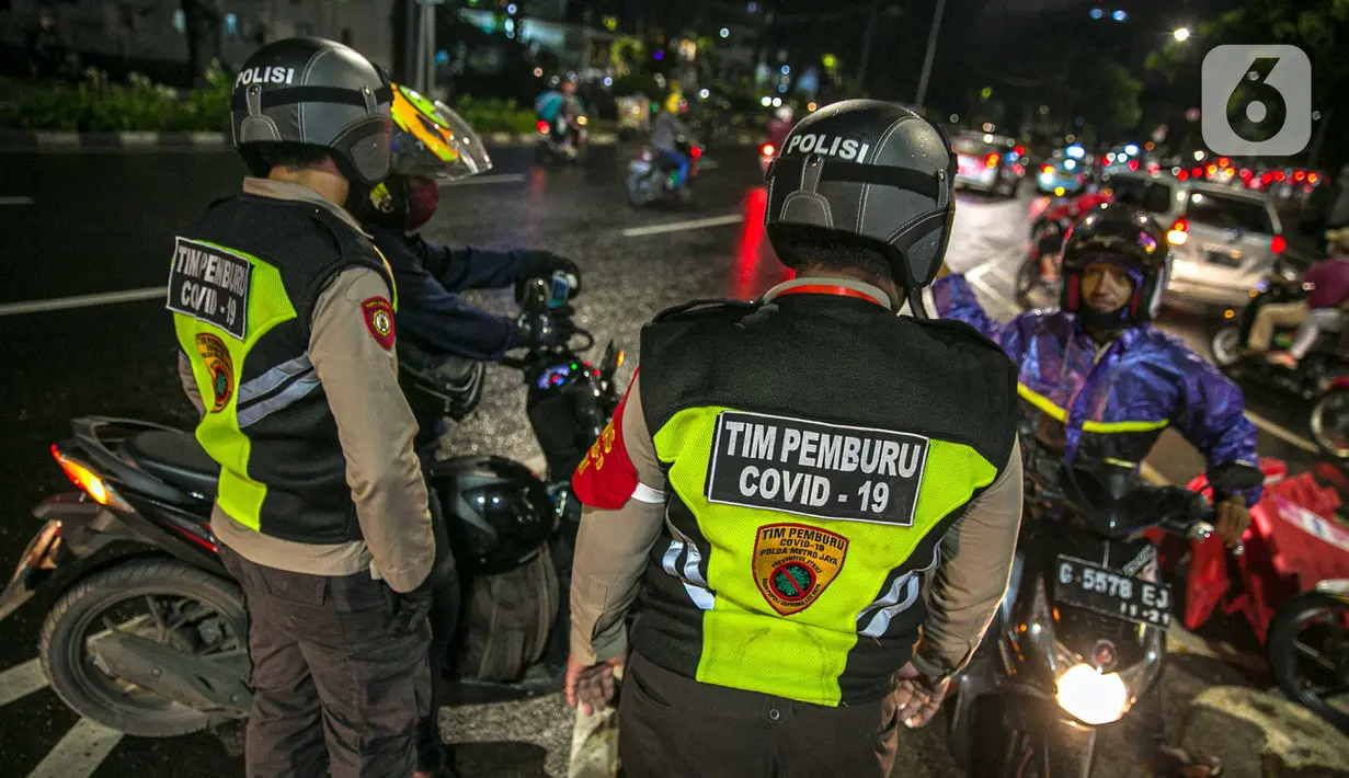 Polisi memberi arahan kepada pengendara motor saat penyekatan jalan di kawasan Pasar Baru, Jakarta, Kamis (31/12/2020). Polda Metro Jaya menutup sejumlah ruas jalan selama Car Free Night dan Crowd Free Night pada malam Tahun Baru 2021 untuk mencegah penyebaran COVID-19. (Liputan6.com/Faizal Fanani)