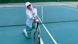 pribadinya, Syahrini membagikan potret dirinya saat latihan tenis. Penampilannya saat olahraga pun tampak begitu fashionable. Ia tampak mengenakan jaket olahraga yang dipadukan dengan topi.(Liputan6.com/IG/@princessyahrini)
