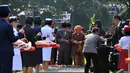 JK hadir dan istrinya, Mufidah Kalla mendoakan arwah para pahlawan saat melakukan ziarah ke Taman Makam Pahlawan Kalibata, Jakarta, Senin (10/11/2014) (Liputan6.com/Johan Tallo)