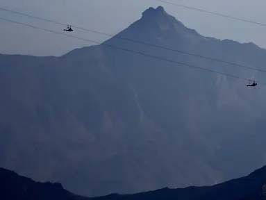 Wisatawan menikmati lintasan flying fox dari atas Gunung Jabel Jais Ras al-Khamiah di Uni Emirat Arab, 31 Januari 2018. Berada di ketinggian 1.249 meter, wahana zip-line ini diklaim memiliki jalur luncur terpanjang di dunia. (AP/Kamran Jebreili)