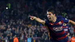Selebrasi Luis Suarez setelah mencetak gol kedua ke gawang Eibar dalam laga La Liga Spanyol di Stadion Camp Nou, Barcelona, Senin (26/10/2015) dini hari WIB. (Reuters/Albert Gea)