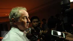 Alfred Riedl memberikan keterangan usai bertemu pimpinan PSSI di kawasan Stadion GBK Jakarta, Jumat (10/6/2016). PSSI resmi menunjuk Alfred Riedl sebagai pelatih Timnas Indonesia di Piala AFF 2016. (Liputan6.com/Helmi Fithriansyah)