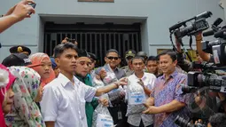 Puluhan orang dari Koalisi Pro Indonesia menyerahkan ribuan koin untuk PM Tony Abbot di depan kantor Kedubes Australia, Jakarta, Selasa (10/3/2015). Koin tersebut bentuk protes atas pernyataan PM Australia Tony Abbott. (Liputan6.com/Faizal Fanani)