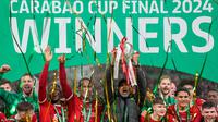 Manajer Liverpool Jurgen Klopp mengangkat trofi di samping pemain Liverpool Virgil van Dijk saat tim merayakan kemenangan dalam pertandingan sepak bola final Piala Liga Inggris melawan Chelsea di Stadion Wembley, London, Minggu, 25 Februari 2024. (AP Photo/Alastair Grant)