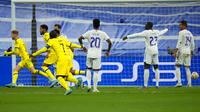 Pemain Chelsea Antonio Rudiger (kedua kiri) merayakan dengan rekan satu timnya usai mencetak gol ke gawang Real Madrid pada pertandingan leg kedua perempat final Liga Champions di Stadion Santiago Bernabeu, Madrid, Spanyol, 12 April 2022. Real Madrid kalah 2-3. (AP Photo/Manu Fernandez)