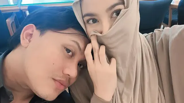 Pesona Mahalini Kenakan Hijab saat Umrah. [@rizkyfbian]