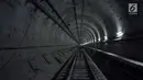 Pekerja mengecek kondisi rel kereta MRT di Stasiun Bundaran HI, Jakarta, Senin (25/6). Untuk diketahui proyek MRT Jakarta fase I adalah dari Stasiun Lebak Bulus hingga Bundaran HI. (Liputan6.com/Helmi Fithriansyah)