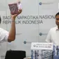 Kepala BNN Komjen Budi Waseso menunjukkan barang bukti hasil tindak pidana pencucian uang (TPPU) kasus narkoba di BNN, Jakarta, Selasa (13/6). BNN mengungkap kasus TPPU dengan total aset Rp 39 miliar dari kedua kasus berbeda. (Liputan6.com/Yoppy Renato)