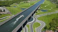 Pont Canal Du Sart (sumber: Reddit)