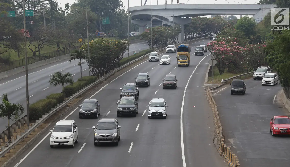 Kendaraan melintas di ruas tol lingkar luar di Jakarta, Minggu (26/8). Direktur Utama PT Jasa Marga (Persero) Tbk Desi Arryani membuka kemungkinan, integrasi tarif Tol JORR ini akan diberlakukan pada awal September. (Liputan6.com/Immanuel Antonius)