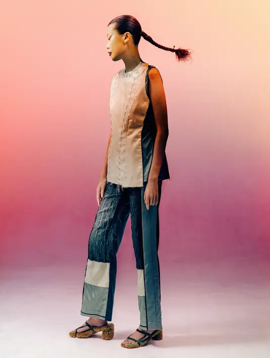 Menyuguhkan bentuk, siluet, dan tekstur, yang berbeda, TANGAN hadir dengan keindahan rancangan yang tak biasa.