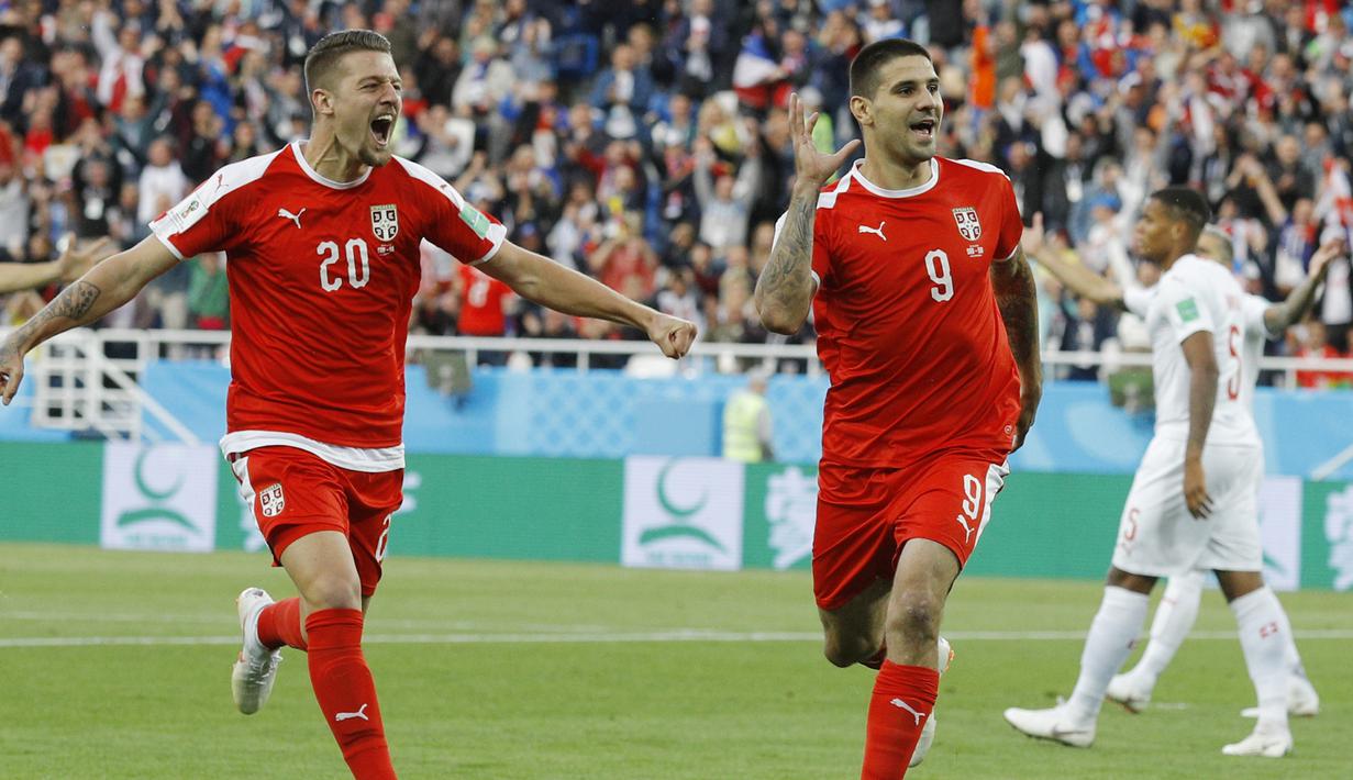 Striker Serbia, Aleksandar Mitrovic, merayakan gol yang dicetaknya ke gawang Swiss, pada laga grup E Piala Dunia di Stadion Kaliningrad, Kaliningrad, Jumat (22/6/2018). Swiss menang 2-1 atas Serbia. (AP/Victor Caivano)