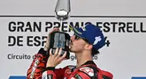 Pembalap Ducati Lenovo, Francesco Bagnaia merayakan kemenangan balapan MotoGP Grand Prix Spanyol di sirkuit Jerez di Jerez de la Frontera pada 28 April 2024. (JAVIER SORIANO/AFP)