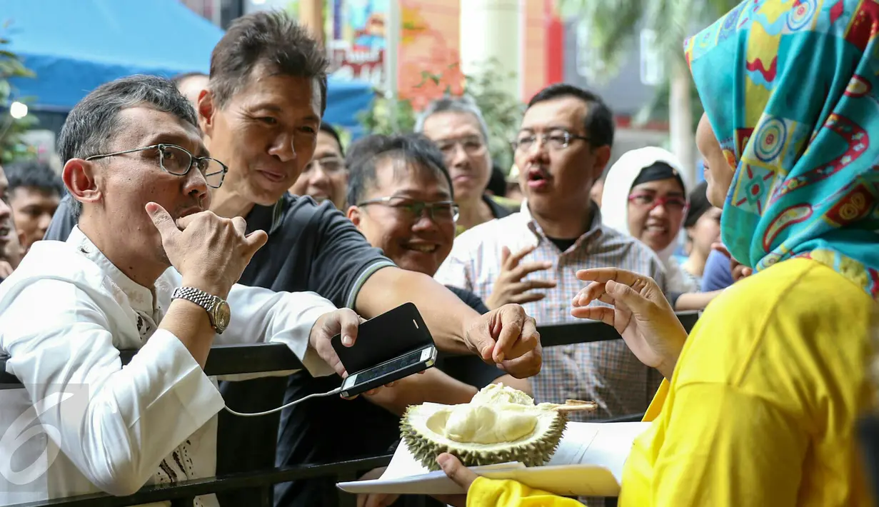 Pengunjung mencicipi durian saat acara Durian Fair 2016 di Blok M Square, Jakarta, Sabtu (27/2). Acara yang dibuka oleh Wakil Wali Kota Jakarta Selatan Irmansyah itu akan berlangsung hingga 6 Maret 2016. (Liputan6.com/Yoppy Renato)