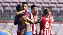 Striker Atletico Madrid, Luis Suarez, berpelukan dengan striker Barcelona, Lionel Messi, pada laga Liga Spanyol di Stadion Camp Nou, Sabtu (8/5/2021). Kedua tim bermain imbang 0-0. (APJoan Monfort)