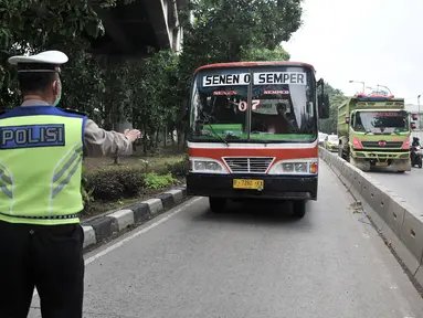 Polisi memberhentikan Metromini yang melintasi jalur bus Transjakarta di Jalan Yos Sudarso, Jakarta, Senin (21/1). Razia rutin ini digelar untuk menjaring pengendara yang nekat menerobos jalur bus Transjakarta. (Merdeka.com/Iqbl Nugroho)