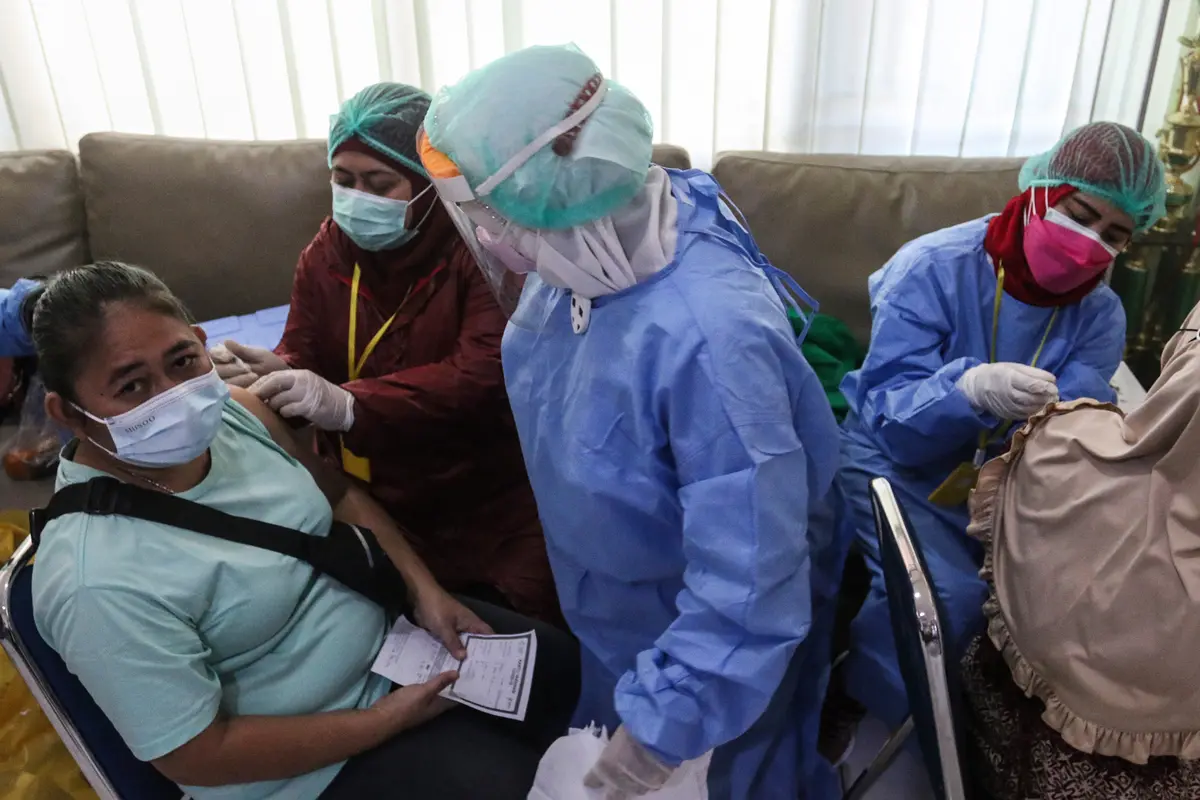 Antrean Warga Depok Terima Vaksin Pfizer Dosis Pertama