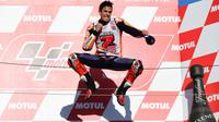 Lompatan kemenangan adalah salah satu selebrasi yang kerap dilakukan Marc Marquez seperti yang dilakukannya di podium GP Jepang, Sirkuit Twin Ring Motegi. (AFP/Martin Bureau)