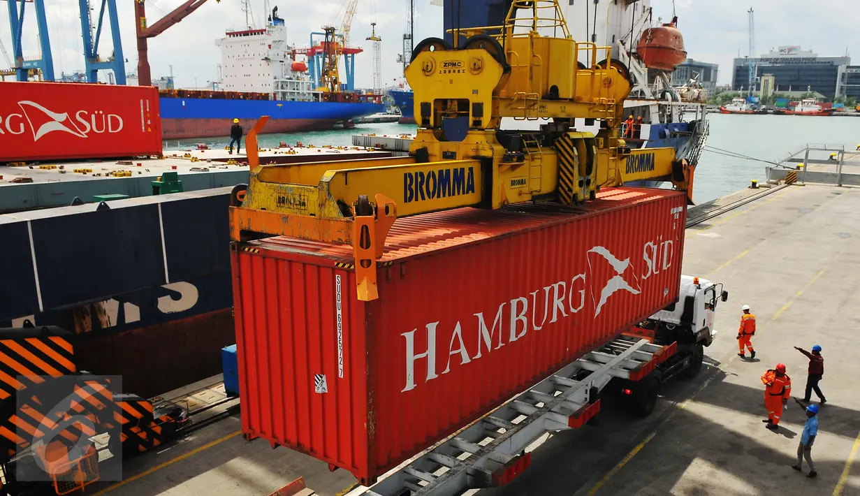 Aktivitas bongkar muat terminal peti kemas NPH di Tanjung Priok, Jakarta, Selasa (7/2). Terminal tersebut dapat menampung  kapasitas 600 ribu TEUS pertahun. (Liputan6.com/Angga Yuniar)