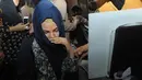 Ibu dari pembunuh Ade Sara, Hafitd, tak henti meneteskan air mata selama sidang pembacaan vonis di PN Jakarta Pusat, Selasa (9/12/2014). (Liputan6.com/Herman Zakharia)