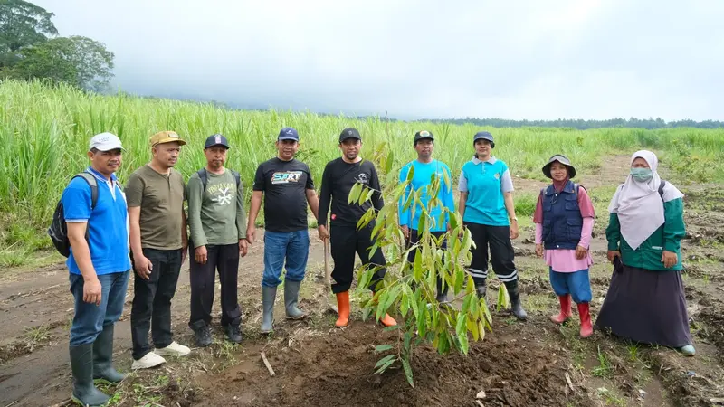 Penanaman tanaman keras di kawasan lereng Ijen upaya untuk penanganan banjir di Banyuwangi (Istimewa)