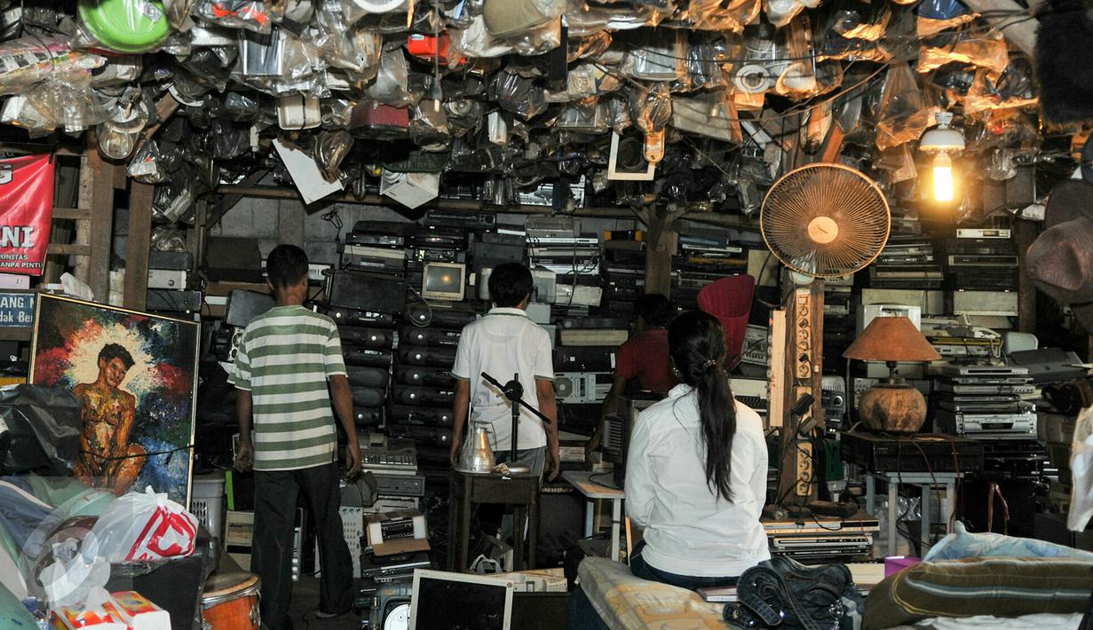 Pembeli saat mencari barang buruannya dibantu oleh pekerja Mall Rongsok, Depok, Rabu (17/2). Lantai dua toko diperuntukkan untuk barang-barang furnitur, berbagai macam kursi, mulai dari kursi plastik sampai kursi sofa. (Liputan6.com/Yoppy Renato)