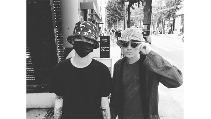 Kedekatan Roy Kim dan Jung Joon Young (Sumber: Instagram/sun4finger)