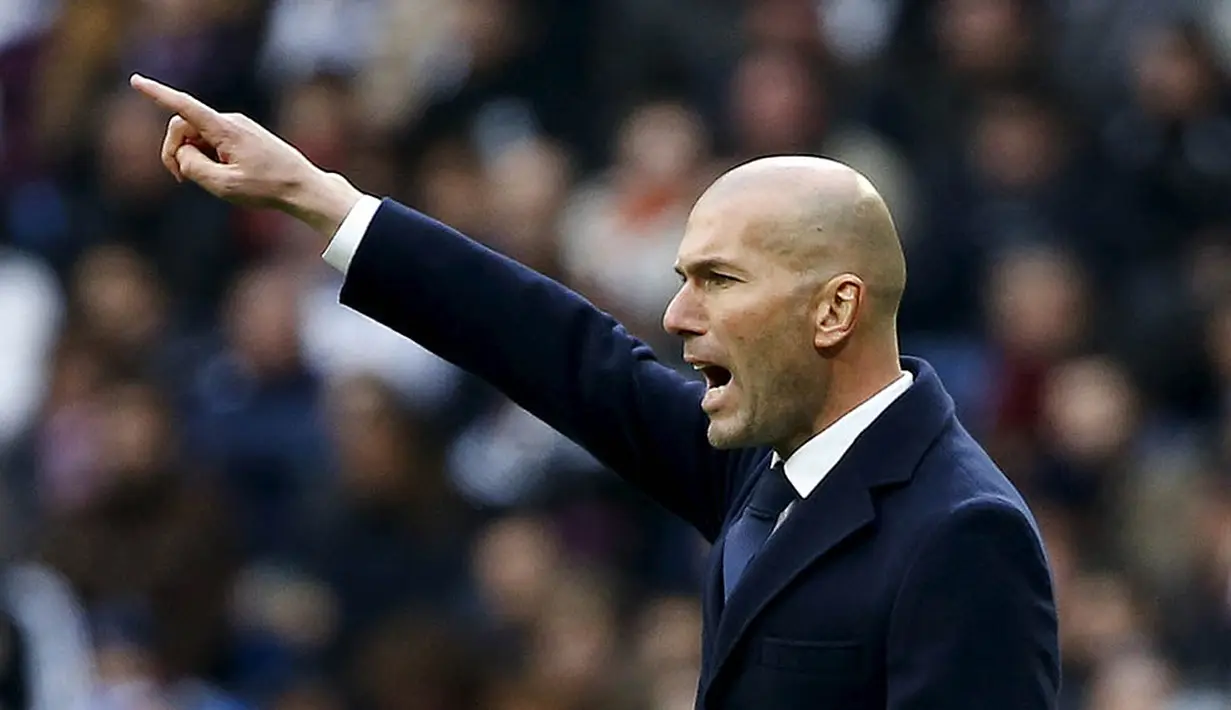 Pelatih Real Madrid, Zinedine Zidane, memberikan instruksi kepada anak asuhnya saat melawan Sporting Gijon. Dua laga perdana pelatih anyar asal Prancis itu di Los Blancos berjalan mulus. (Reuters/Andrea Comas)