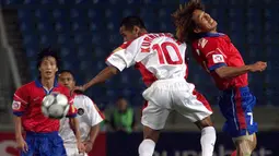 Pertandingan pertama pun sangat memuaskan. Kurniawan Dwi Yulianto dan Miro Baldo Bento menjadi pilihan utama lini depan Timnas Indonesia dalam pertandingan tersebut. (Foto: AFP/Joseph Barrak)