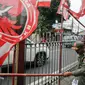 Petugas Satuan Polisi Pamong Praja (Satpol PP) DKI Jakarta menertibkan alat peraga partai politik berbentuk bendera di kawasan Jalan Raya Bogor, Jakarta, Rabu (26/7/2023). Menjelang Pemilu 2024, pemerintah setempat menertibkan sejumlah bendera dan atribut partai politik yang pemasangannya melanggar aturan terutama di sepanjang jalan protokol serta merusak keindahan kota. (Liputan6.com/Faizal Fanani)