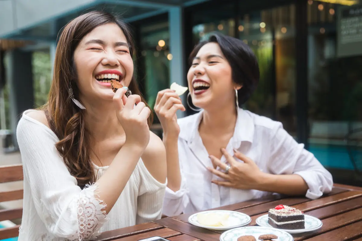 tertawa bahagia teman