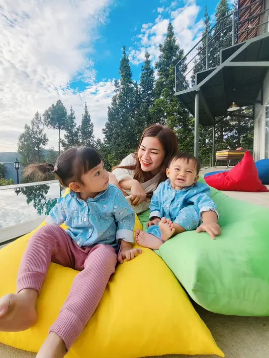 Adik Baby Bible tampak kerap berpose lucu dan menggemaskan saat dipotret. Banyak pengikut instagram Felicia yang makin gemas dengan keduanya. [Instagram/felicyangelista_]