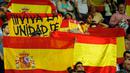 Suporter Real Madrid membentangkan bendera Spanyol saat pertandingan melawan Espanyol di Santiago Bernabeu, Spanyol (1/10).Suporter bentangkan Bendera pada menit ke-12. ( AP Photo/Paul White)