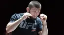 Juara kelas ringan UFC Khabib Nurmagomedov menghadiri latihan terbuka untuk UFC 229 di Las Vegas pada 3 Oktober 2018. Khabib Nurmagomedov mengumumkan pensiun dari dunia seni bela diri campuran (MMA) seusai mengalahkan Justin Gaethje dalam UFC 254, Minggu (25/10/2020). (Ethan Miller/Getty Images/AFP)