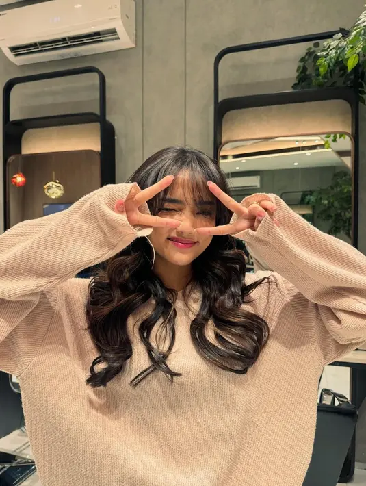 Fuji pose imut dengan knitted top berwarna cokelat. Ia memamerkan potongan rambut barunya yang lebih pendek. [Foto: Instagram/fuji_an]