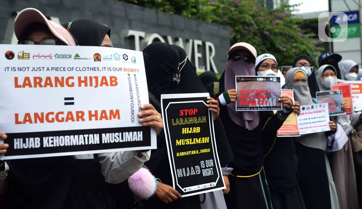 Aksi damai untuk mendukung muslimah India di depan Kedutaan Besar India, Jakarta, Selasa (22/2/2022). Aksi ini merupakan dukungan dan pembelaan kepada pelajar dan mahasiswa muslim di India terkait pelarangan menggunakan hijab dan persekusi. (merdeka.com/Imam Buhori)