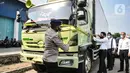 Petugas menyegel truk yang digunakan untuk penyelundupan ikan patin fillet ilegal di pangkalan PSDKP, Jakarta, Senin (10/8/2020). Kementerian Kelautan dan Perikanan bersama Polri berhasil mengagalkan penyelundupan 54,9 ton ikan patin fillet illegal senilai Rp2,7 miliar. (merdeka.com/Iqbal Nugroho)