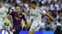 Gelandang Barcelona, Andres Iniesta, saat menghadapi Real Madrid di Santiago Bernabeu, 25 Oktober 2014. Iniesta berharap laga kontra Madrid, akhir pekan ini, berjalan aman. (AFP/Javier Soriano)