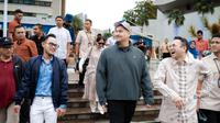 Bersama Raffi Ahmad dan Menpora RI Dito Ariotedjo, selebgram sekaligus pengusaha Juragan 99 dalam memberangkatkan 500 pemudik ke Jateng serta Jatim. (Foto: Dok. Koleksi Pribadi Juragan 99)