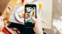 Ilustrasi foto makanan, media sosial. (Photo by Helena Lopes: https://www.pexels.com/photo/person-holding-phone-taking-picture-of-served-food-693267/)
