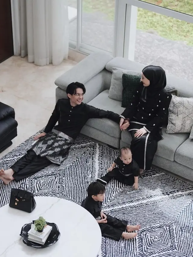 Dinda Hauw dan keluarga (Instagram/dindahw)