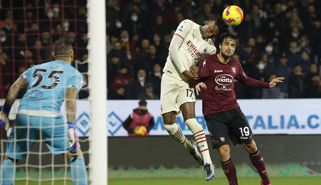 Pemain depan AC Milan Rafael Leao (kiri) berebut bola dengan bek Salernitana  Luca Ranieri pada giornata ke-26 Liga Italia di Stadion Arechi, Salerno, Minggu (20/2/2022) dini hari WIB. Sempat unggul terlebih dahulu, AC Milan harus puas bermain imbang 1-1. (CARLO HERMANN/AFP)