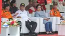 Ketua Umum PDI Perjuangan Megawati Soekarnoputri (kedua kanan) saat menghadiri penutupan pelatihan Badan Penanggulangan Bencana (Baguna) PDI Perjuangan di Bumi Perkemahan Cibubur, Jakarta, Kamis (23/11). (Liputan6.com/Herman Zakharia)